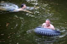 Festivaleiros em mergulhos durante o Vilar de Mouros