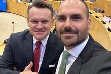 Eduardo Bolsonaro (à direita) com o eurodeputado polaco Dominik Tarczynski