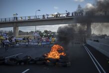 Manifestantes bloqueiam estradas em Israel para exigir acordo para Gaza