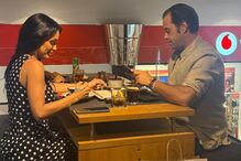 João Moura Caetano e Luiza Abreu jantam juntos num shopping em Lisboa