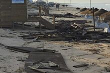 Ondulação forte destruiu passadiços de madeira