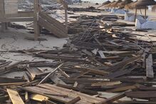 Ondulação forte destruiu passadiços de madeira