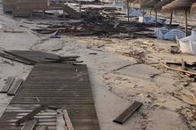 Ondulação forte destruiu passadiços de madeira