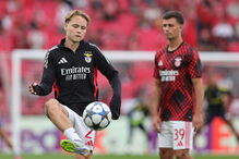 Jogadores do Benfica aquecem antes do jogo com o Fenerbahçe no Estádio da Luz