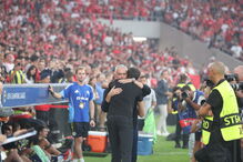 Mourinho e Lage cumprimentam-se no Benfica-Fenerbahçe na Luz