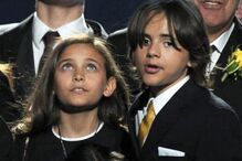 Paris Jackson e o irmão Prince juntos num evento familiar