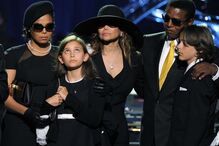 Filho de Michael Jackson prepara casamento com família presente