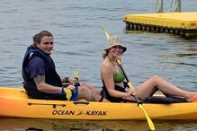 Filho de Michael Jackson pratica desporto aquático com amiga em kayak