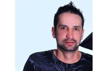 Retrato de homem com cabelo espetado e barba