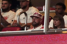 Taylor Swift e Travis Kelce fazem primeira aparição pública desde que anunciaram o noivado