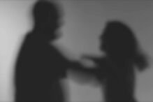 Mulher sequestra e agride namorado com cinzeiro