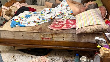 Ana e Paulo sofrem de problemas mentais e vivem no meio do lixo na própria casa há vários anos