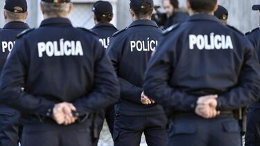 Agente da PSP vigia colegas mulheres durante o duche em casas da polícia em Lisboa