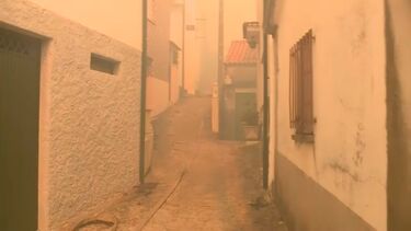 Equipa da CMTV obrigada a abrigar-se na casa de populares com a passagem do fogo pela aldeia onde fazia reportagem