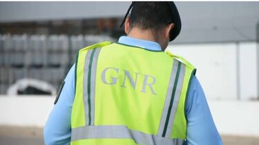 Agride com taco de basebol para roubar fio de ouro e telemóveis