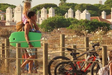 Tiago Teotónio Pereira com as filhas Camila e Júlia no Ancão, Algarve