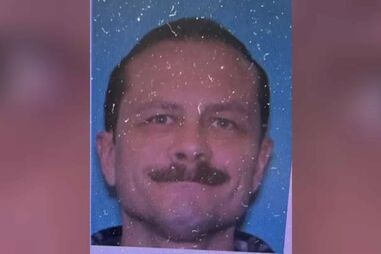 Quatro mortos em tiroteio em bar nos EUA. Suspeito em fuga