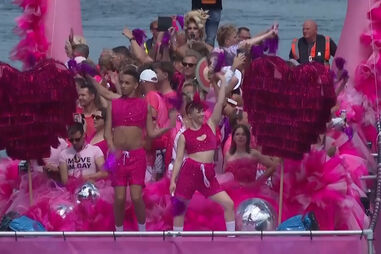 Milhares de pessoas assistiram ao desfile ‘Pride’ nos canais históricos de Amesterdão