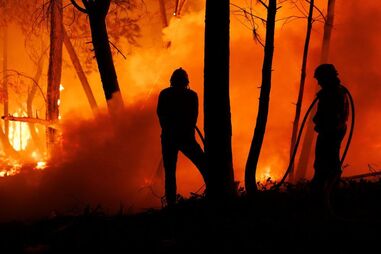 Bombeiros combatem as chamas durante um incêndio em São Martinho da Anta, concelho de Sabrosa, Vila Real