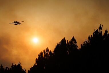 Avião combate as chamas durante um incêndio em São Martinho da Anta, concelho de Sabrosa, Vila Real, 2 de agosto de 2025