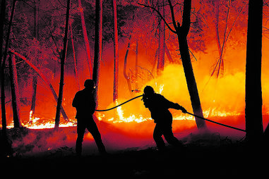 As chamas combatidas por bombeiros