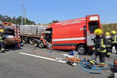 Dois bombeiros e uma enfermeira feridos em colisão entre ambulância e camião em Esposende