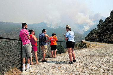 População observa a progressão do incêndio
