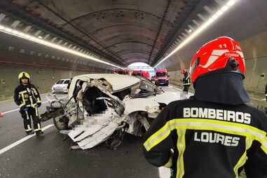 Homem ferido em colisão entre três veículos no túnel de Montemor em Odivelas