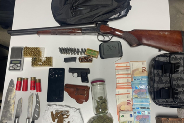 Jovem de 19 anos detido pela PSP com a camisola ensanguentada depois de espancar pais