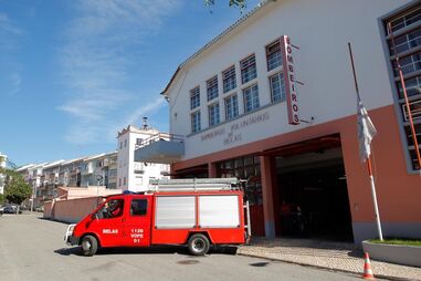 Mulher dá à luz em ambulância dos bombeiros à porta de casa na Amadora