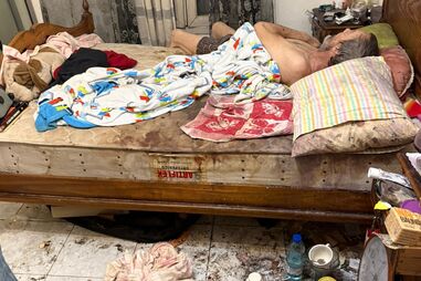 Ana e Paulo sofrem de problemas mentais e vivem no meio do lixo na própria casa há vários anos