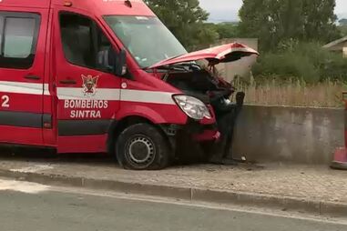 Três feridos graves em colisão entre carro e ambulância em Sintra. Dois são bombeiros