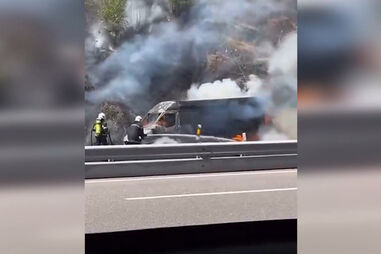Carrinha incendeia-se na A4 em Fregim. Trânsito cortado no sentido Amarante-Porto