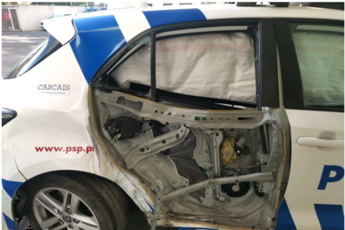 Carro da esquadra da PSP do Estoril ficou com danos significativos 