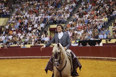 Diego Ventura atua no Campo Pequeno e encanta o público com cavalos