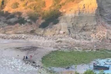 Barco com 38 migrantes dá à costa na praia Boca do Rio no Algarve. Apresentam sinais de desidratação