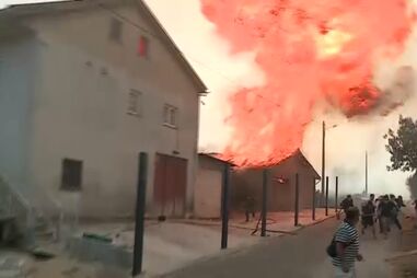 O momento em que barracão explode durante incêndio em Trancoso