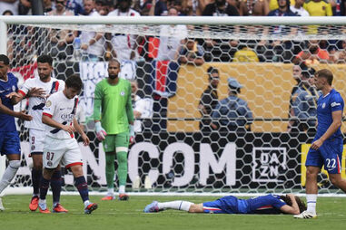 João Neves após puxar Cucurella