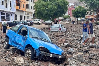 Veículo destruído pelas fortes chuvas que caíram na ilha de São Vicente, em Cabo Verde , Praia, 11 de agosto de 2025