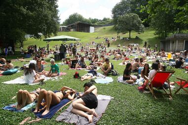 Festival Paredes de Coura: Público aproveita dia de sol na praia fluvial do Taboão