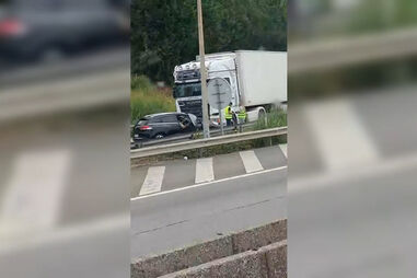 Colisão entre pesado de mercadorias e carro faz ferido leve na A44 em Valadares