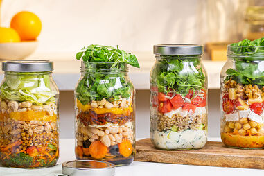 Saladas verticais do Mercadona combinam ingredientes frescos em frascos de vidro