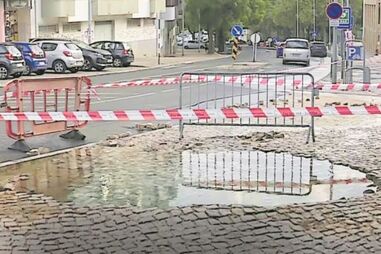 Água que falta nas torneiras da Costa de Caparica passeia pela rua