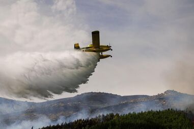 Avião canadair combate um incêndio em Testeira, Vila Real