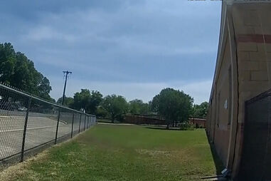 “Os meus filhos estão lá”: novas imagens mostram pais a pedir à polícia para entrar em escola onde ocorreu massacre no Texas  