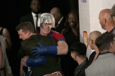 John Cena veste-se a rigor para estreia de nova temporada de ‘O Pacificador’ 