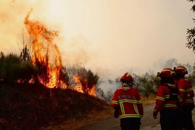 Bombeiros combatem incêndio em Sernancelhe, Viseu