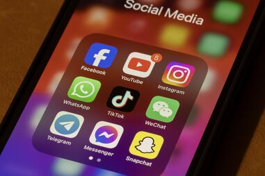 Ecrã de telemóvel com ícones de aplicações de redes sociais