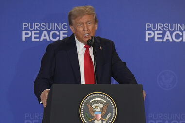 Donald Trump durante a conferência de imprensa