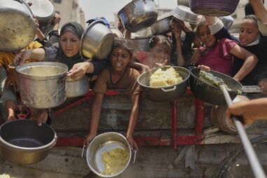 Populares desesperados imploram por comida em Gaza